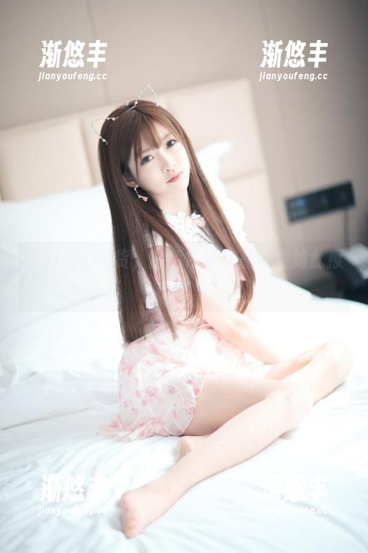 王羽杉出新货，白色吊带作品竟然如此撩人。