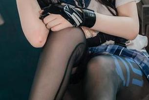 白莉爱吃巧克力的最新写真：网袜，不得不说，这身形真独特