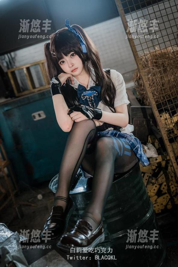 白莉爱吃巧克力的最新写真：网袜，不得不说，这身形真独特