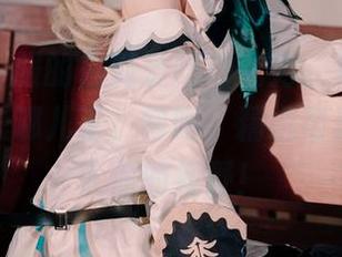 换上水手服的白莉爱吃巧克力，海的魔力也不知去哪儿了，呵呵。精选写真集，闯入你的视野！