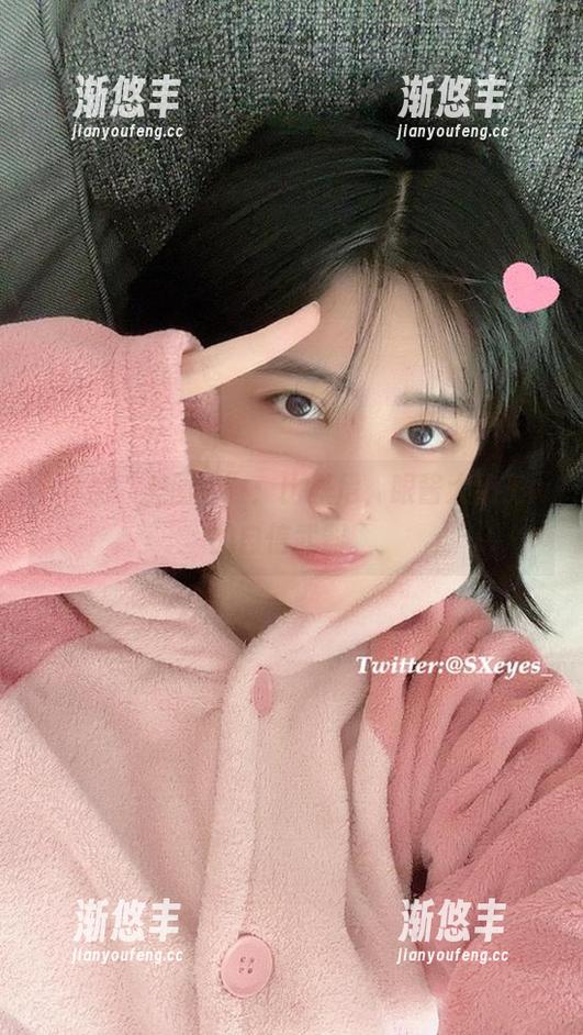 小李的“美图包”：比基尼，眼酱大魔王w的自信武器。