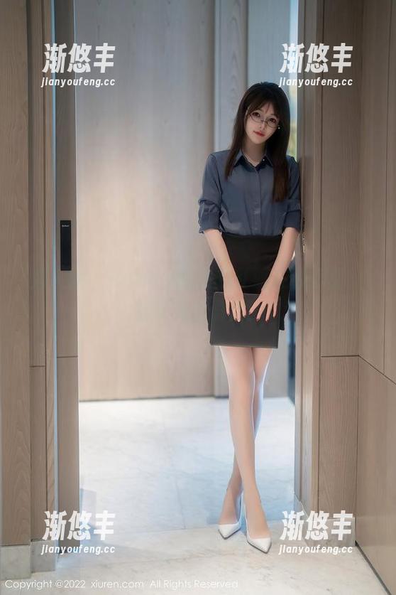 秀人网 - Candy糖糖的礼服在线示范：别等资源流走！