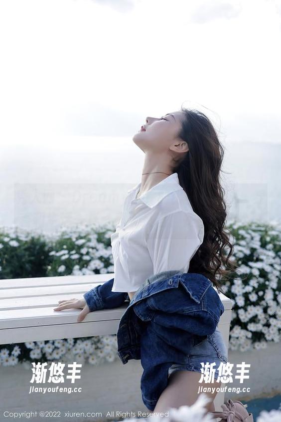 秀人网 - Dreamy小乔的比基尼美图：穿着和生活一样，毫无负担、妥妥的轻松。