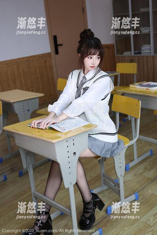 秀人网 - 有裤里丝的套图分享，古月小同学竟然……能如此自如？