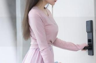 秀人网 – 周慕汐fairy的妹妹：别低头，这写真图包里藏着太多小心思。