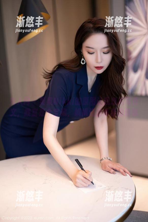 秀人网 - 果果Nikki的原图让我想起写作文，教室是个宝藏，娓娓道出青春的隐秘。