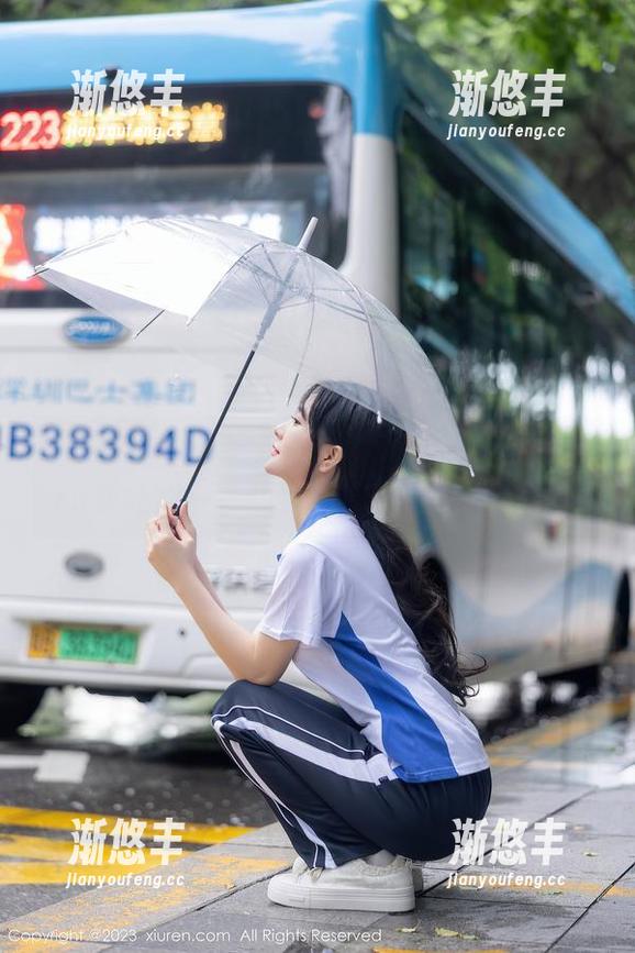 秀人网-白微Sera 秀人网 - 明明只是一组裸足写真,白微Sera却让我一秒想到了周末的舒适惬意。