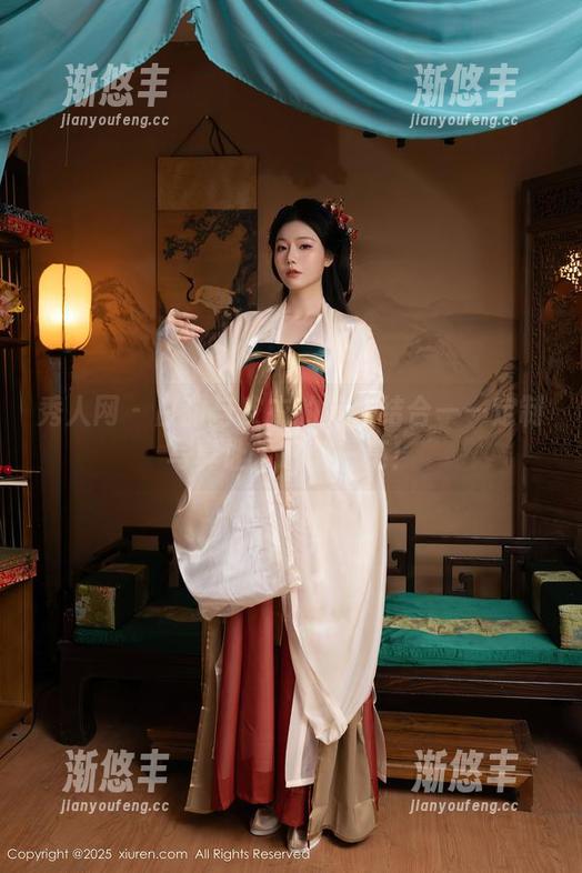 秀人网 - 白甜与皮衣的完美结合——定制写真让人眼前一亮！