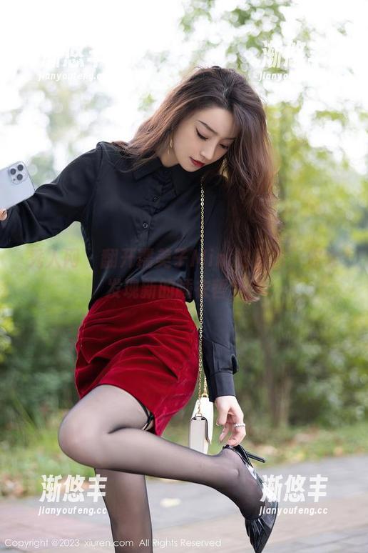 秀人网 - 翻开糯美子Mini的图包，你会发现新的睡衣哲学！