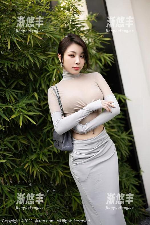 秀人网-袁圆 秀人网 - 袁圆在海边,写真不光精彩,还有那阵狂风的“助攻”。