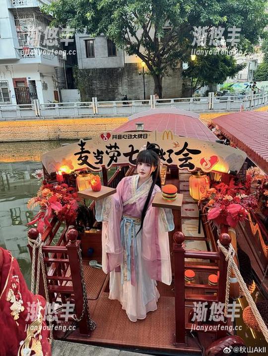 秋山AkI 秋山AkI的自拍,傻傻分不清的美图和壁纸组合,给你带来无尽惊喜。