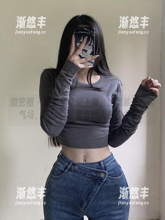 微密圈 - 油亮黑丝配上粉色的猪陈佩奇的气场，高清图包里有种无声的力量。