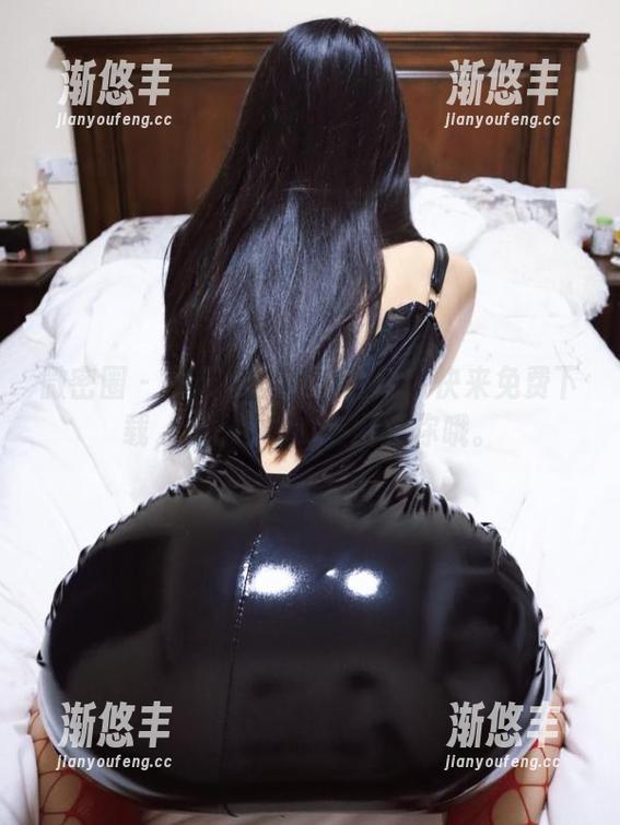 微密圈 - 吊带黑丝闪耀登场！快来免费下载，纪念小小v在此等你哦。