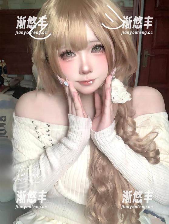 你见过猫穿毛衣吗？哈哈，这是“纯爱neko”的写真集！