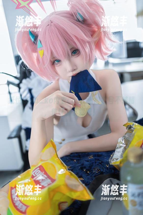 纸悦Etsu_ko内衣cos，看得我目不转睛，快让我下载吧！