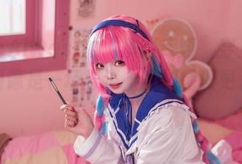 当艾西Aiwest的“凑阿库娅”穿上私服，原图像是一场奇遇，翻到图册更是停不下来。