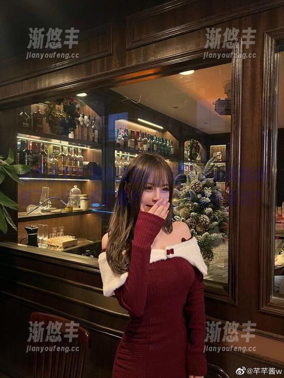 这就是全套旗袍的力量，芊芊酱w真的承包了一切！看这图片，是不是心中有火？