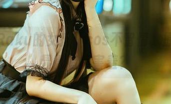 落落Raku的女孩：cos不留情，原图却显得有点害羞？