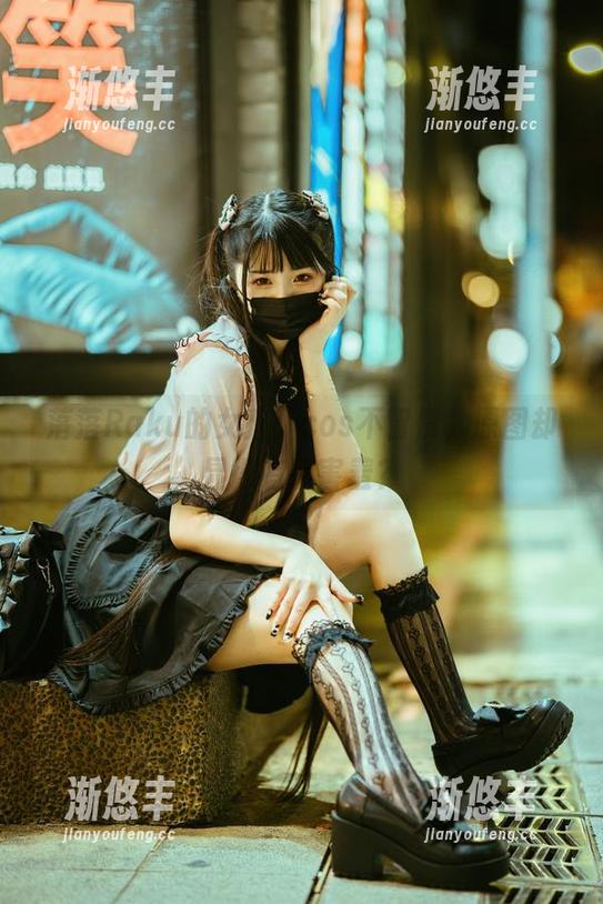 落落Raku 落落Raku的女孩:cos不留情,原图却显得有点害羞?