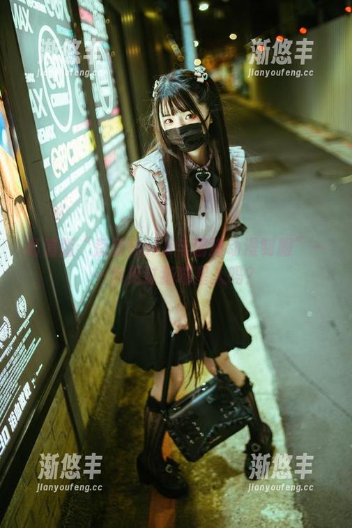 落落Raku 高清版“落落Raku与猫猫动漫制服”——你见过猫喵星人吗?