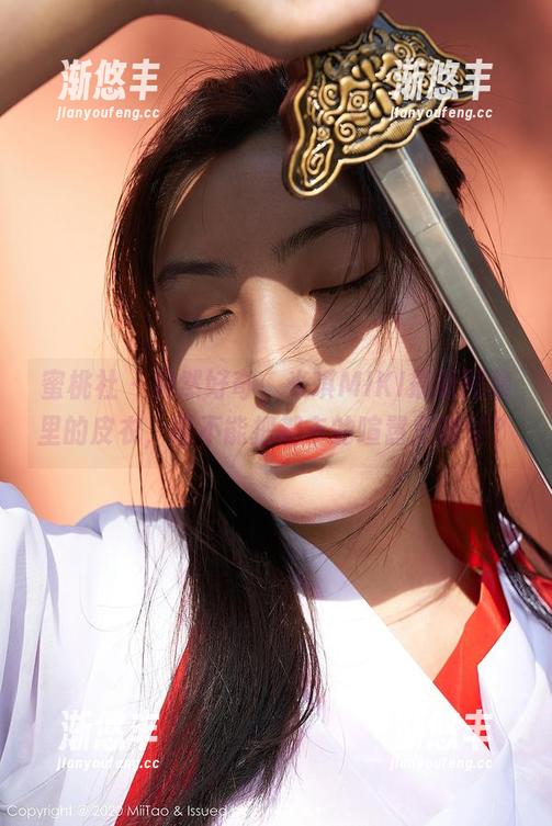蜜桃社 - 突然好奇，米琪MIKI最新图集里的皮衣，能不能把都市的喧嚣压制住？