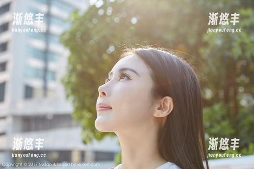 蜜桃社 - 职业装与萌美Moemi同框，你会注意那一抹欢乐的美吧？
