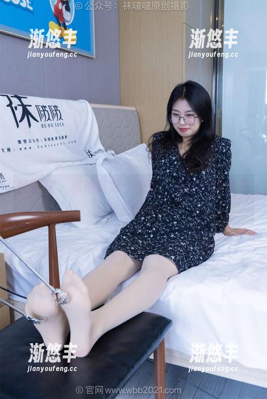 袜啵啵 - 熊熊花嫁：未婚，在线写真却热火朝天！