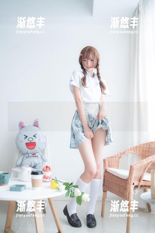 当西瓜少女拿起相机：这组私房淡蓝JK原图绝了，看得我都想给她打工了！