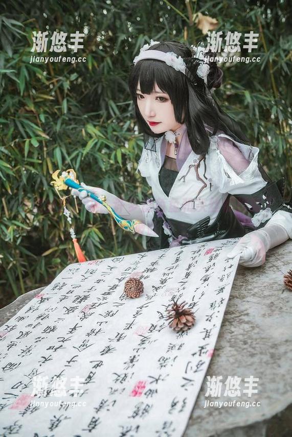 许多鱼鱼鱼 在这张图片中,许多鱼鱼鱼和灰丝都找到了彼此