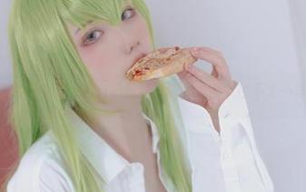 在线期待，起司块wii的最新写真，圣诞氛围不太一样哦。