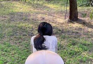 微密圈 – 美图分享来啦，迷人的五姨太的黑丝白内，真是让人一秒入迷的设计，值得一睹为快！