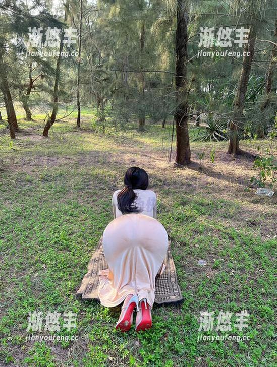 微密圈 - 美图分享来啦，迷人的五姨太的黑丝白内，真是让人一秒入迷的设计，值得一睹为快！
