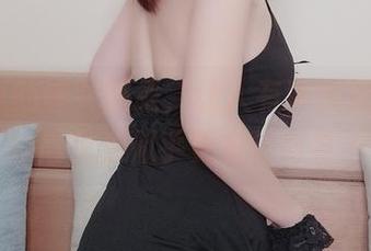 雯粥粥i的修女图集，让人有种恍惚感，下载得来的似乎更多是好奇…