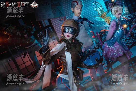 看了露儿大魔王的新短裤美图更新，我想替她提个建议，明年能不能再多一点颜色？