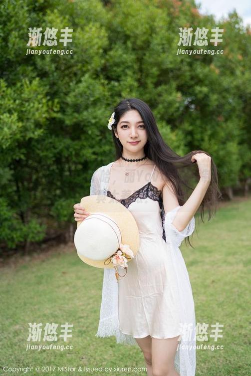 魅妍社 - 扎心了哈，丽Yovi的在线制服写真太养眼！