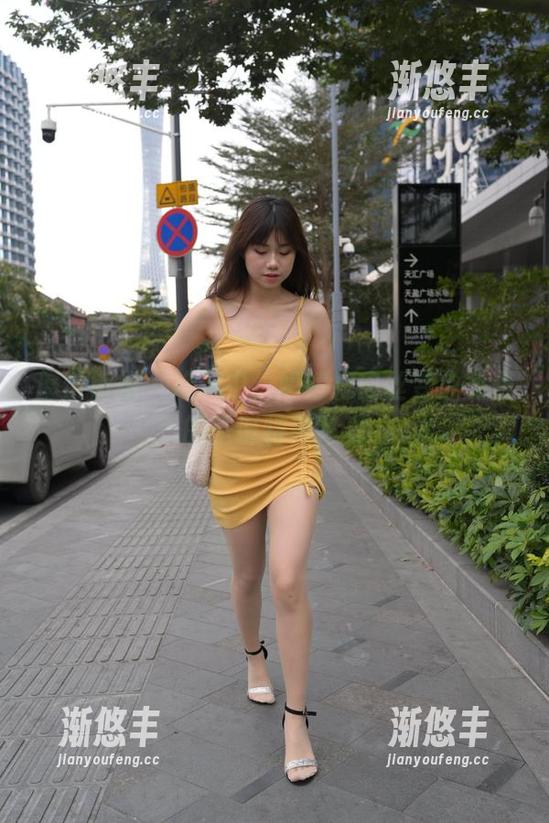 魔镜街拍 - 冷风中，婷婷把肉丝变成免费的圣诞特效写真