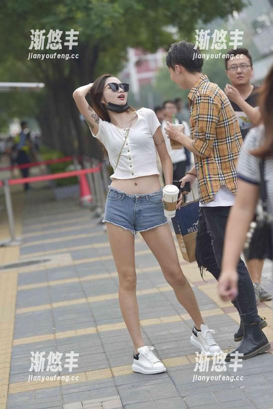 魔镜街拍 - 婷婷与她那条白色吊带、黑丝美腿合二为一的契合感，看这张精选连衣裙都得瑟地发光！