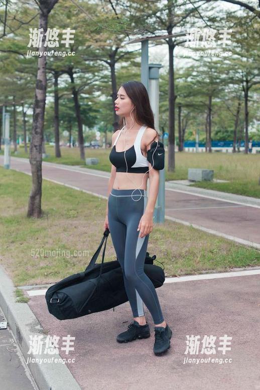 魔镜街拍 - 午后心情好，婷婷的包臀灰裙与高清照片一并到达你的视线，wow！