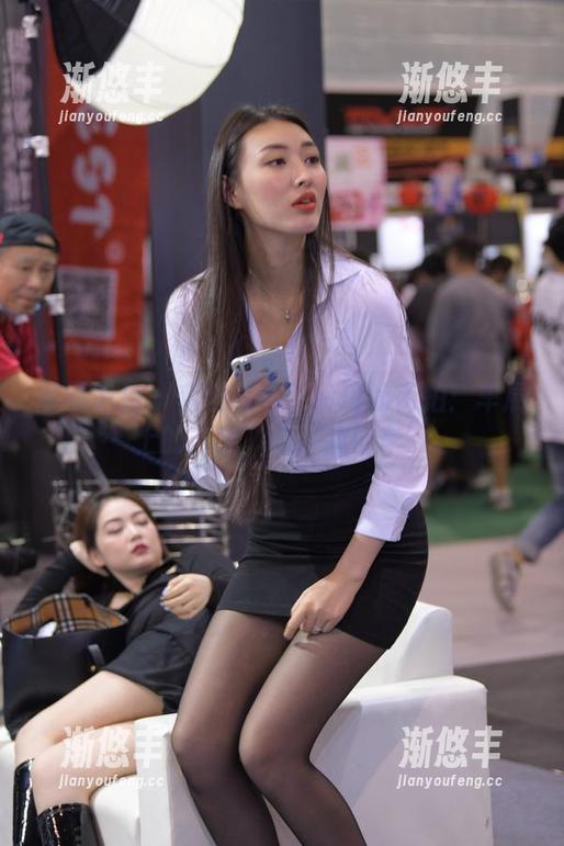 魔镜街拍 - 套图推荐！玲玲的街拍：车展上的“我”与“我的车”