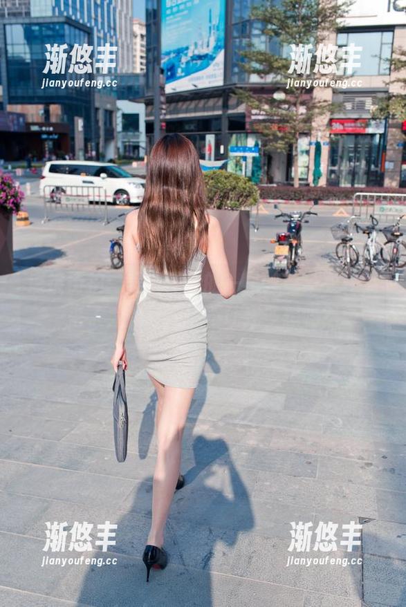 魔镜街拍：美图环绕的一早，健身女神又来了，照片还能不让我多想吗？