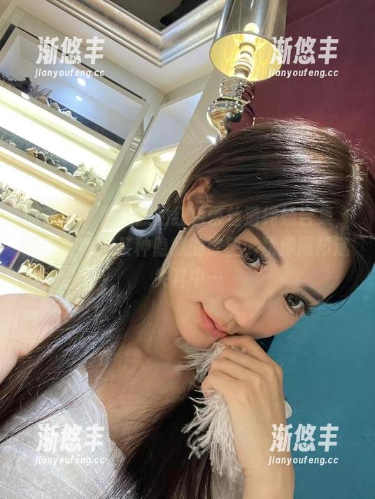 微密圈 - 黎允熙的红色蕾丝清纯妹合集，似乎在呼应某种隐藏的欲望，犹豫间却迷失其中…